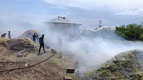 Erciş’te bir samanlıkta çıkan yangın 20 ton ürünü kül etti