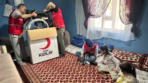 Van'da iki vatandaşa Kızılay'dan tekerlekli sandalye desteği