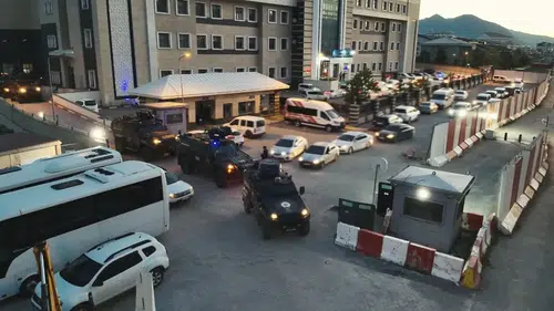 Bitlis merkezli zehir tacirlerine üç ilde şafak baskını