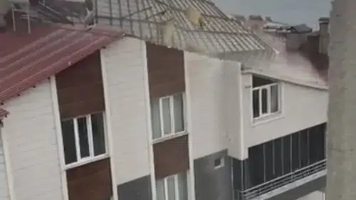Ahlat'ta şiddetli fırtına binanın çatısını yerinden söktü
