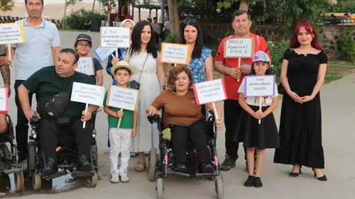 Cizreli engelliler parkları temizleyerek örnek oldu