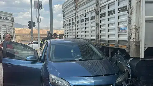 Siirt’te virajı alamayan otomobil tıra çarptı