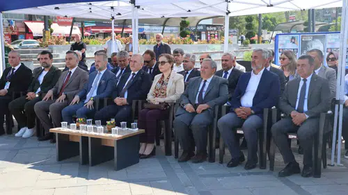Elazığ Cumhuriyet Meydanı el emeği ürünlerle renklendi