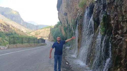 Hakkari Durankaya'da şelale su seviyesiyle görsel şölen sunuyor