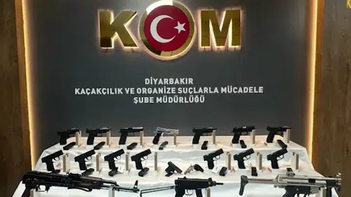 Diyarbakır polisinden operasyon Otomobilin gizli bölmesinden cephanelik çıktı