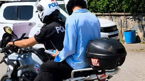 Şanlıurfa’da sınava yetişemeyen öğrencilerin imdadına polis koştu