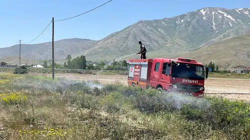 Van'da korkutan anız yangını büyümeden önlendi