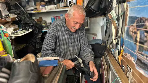 Vanlı emektar usta 2 metrekarelik dükkanda zamana direniyor
