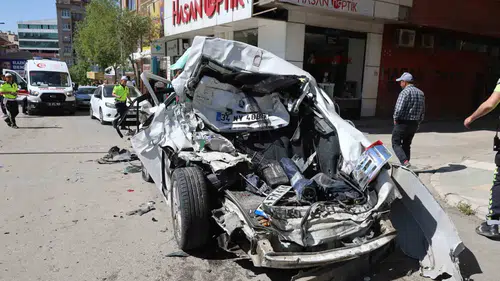 Elazığ’da kontrolden çıkan hafriyat kamyonu ortalığı birbirine kattı