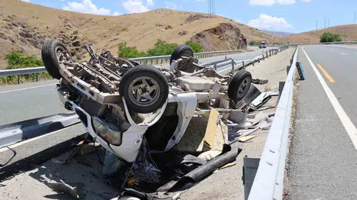 Elazığ yolunda kamyonet devrildi iki kişi yaralandı