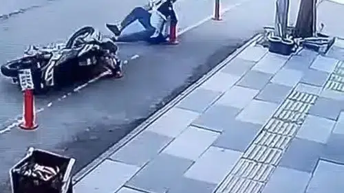Elazığ Kovancılar'da motosiklet sürücüsünün tehlikeli düşüşü kamerada