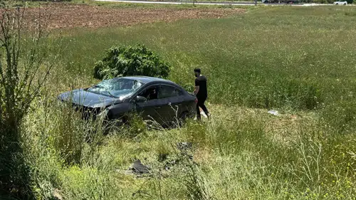 Kovancılar girişinde sürücünün kontrolünü kaybettiği araç tarlaya savruldu