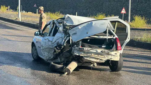 Ağrı'da freni boşalan kamyonet kırmızı ışıkta bekleyen araca çarptı