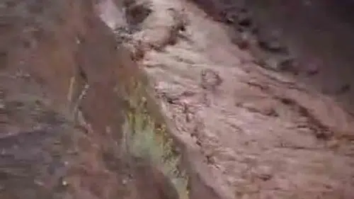 Van'ın Saray ilçesinde sel baskını yolları kapattı