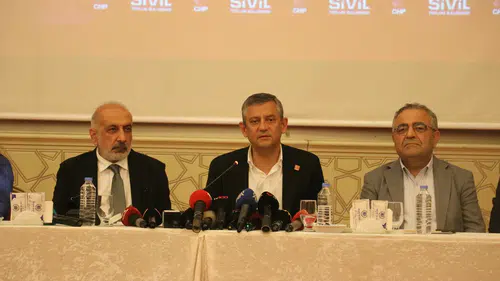 Özgür Özel Diyarbakır’da demokrasi mesajı verdi