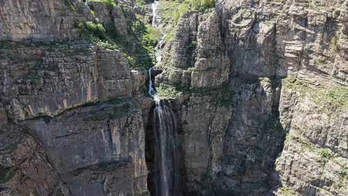 Şırnak dağlarında eriyen karlar dev şelaleye dönüştü