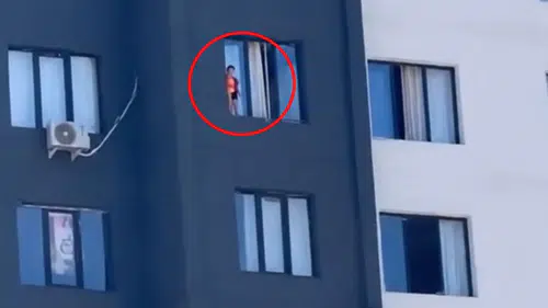 Diyarbakır'da yürekleri ağza getiren pencere tehlikesi