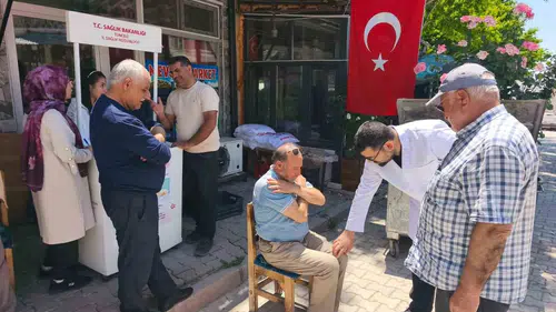 Çemişgezek meydanında vatandaşlara ücretsiz fiziksel sağlık taraması