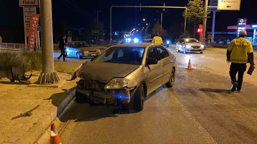 Elazığ Malatya Caddesi üzerinde iki otomobil çarpıştı