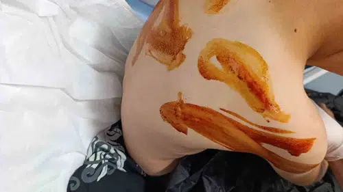 Şanlıurfa Eyyübiye'de 17 yaşındaki genç komşusu olan çocuğu sopayla ağır yaraladı