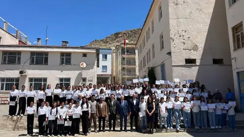 Çermik'te okulların koro şöleni izleyenleri büyüledi