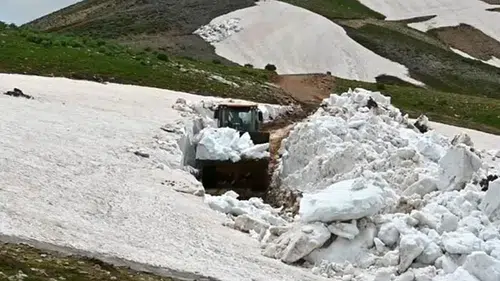 Bitlis yaylalarında temmuz sıcağına rağmen kar temizliği sürüyor