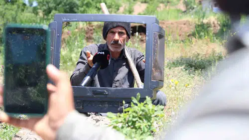 Elazığlı çoban çöpte bulduğu televizyonla fenomen oldu