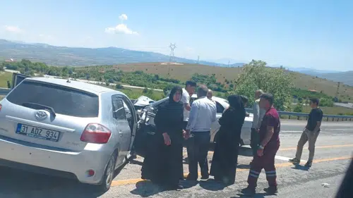 Elazığ-Keban yolunda iki otomobil çarpıştı 4 yaralı