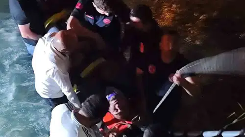 Van'da gece vakti dereye uçan kamyonetin sürücüsü kurtarıldı