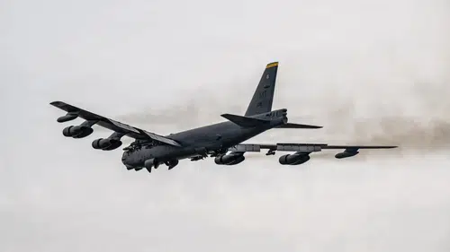 Göklerdeki dev sessizliğe gömüldü: ABD'nin efsanevi B-52 bombardıman uçağı düştü