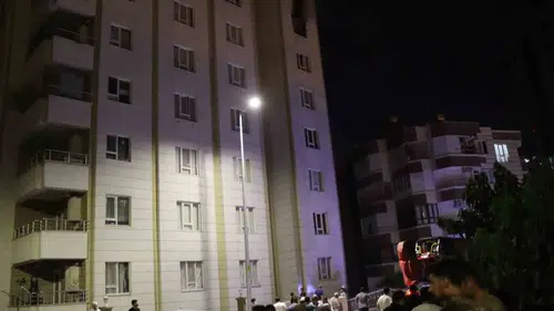 Şanlıurfa Karaköprü’de bir apartmanın sekizinci katında yangın çıktı