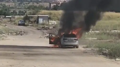 Diyarbakırda seyir halindeki araç küle döndü