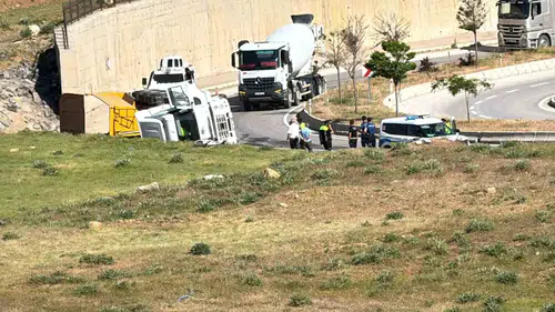 Yüksekova çevre yolunda hafriyat kamyonu devrildi