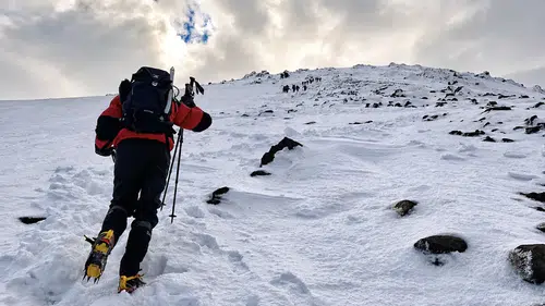 Ağrı Dağı zirvesinde kayıp dağcı için anlamlı tırmanış