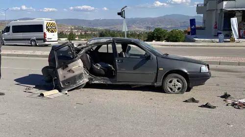 Elazığ’da kontrolden çıkan otomobil direğe çarptı 3 yaralı