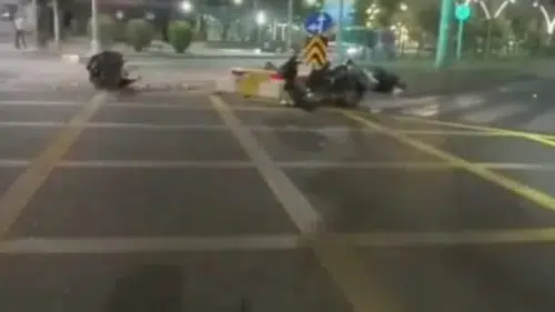 Batman'da motosikletlerin kavşak çarpışması kameraya yansıdı