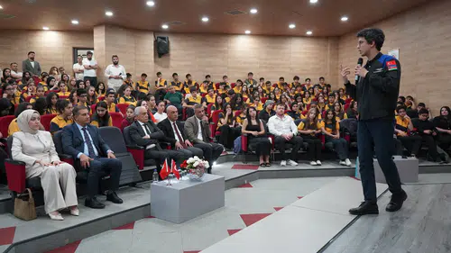 Türkiye'nin İkinci Astronotu Şırnaklı Gençlere Uzay Deneyimlerini Anlattı