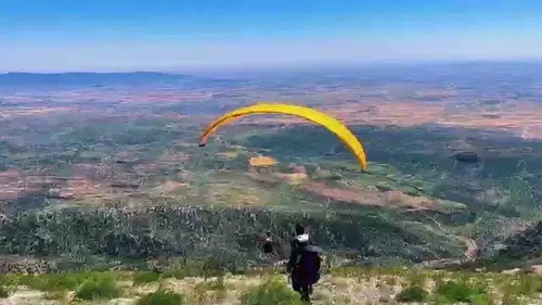 Cudi Dağı zirvesinden gökyüzüne atlayış yaptılar
