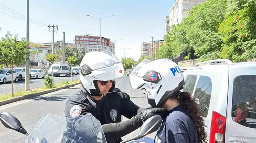 Diyarbakır'da sınav telaşı Yanlış okula giden öğrencileri polis kurtardı
