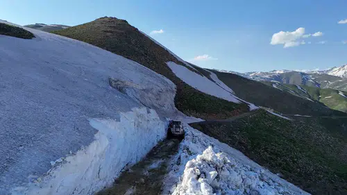 Hakkari’de metrelerce karın altındaki yayla yolları temizleniyor