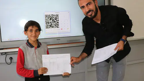 Üç yıl tek başına okudu şimdi otuz iki arkadaşıyla karne aldı