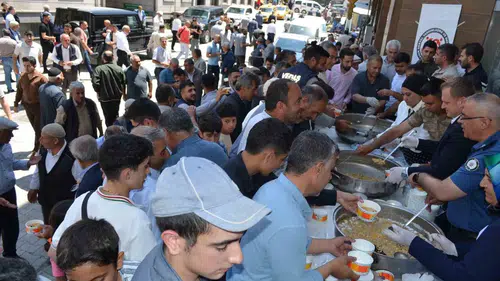 Bulanık’ta Muharrem bereketi 5 bin kaseyle paylaşıldı