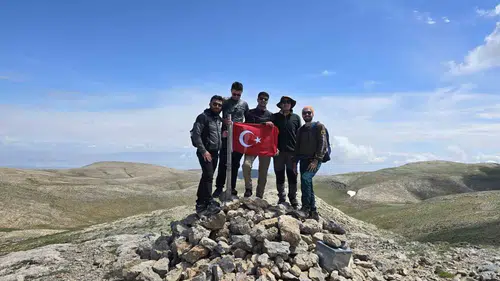 Elazığ ve Malatyalı dağcılar zirvede buluştu