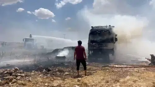 Viranşehir yolunda saman yüklü TIR alevlere teslim oldu