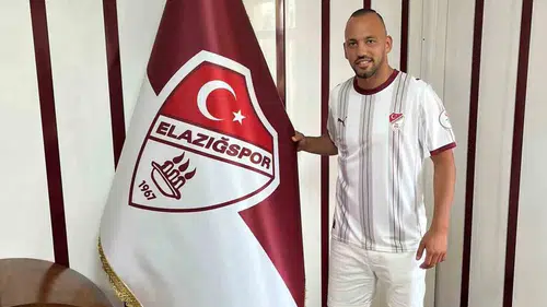 Elazığspor yeni başkanıyla ilk imzayı attı