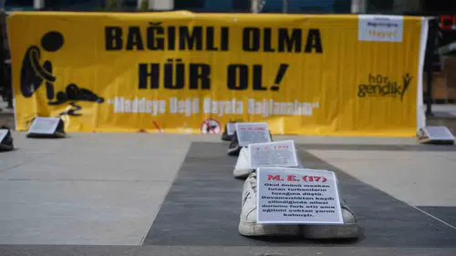 Şırnak meydanında boş ayakkabılar uyuşturucunun acı yüzünü gösterdi