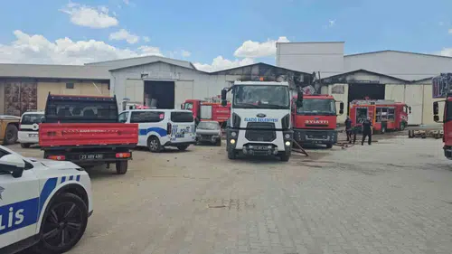 Elazığ Aksaray Mahallesi’nde depo yangını paniği