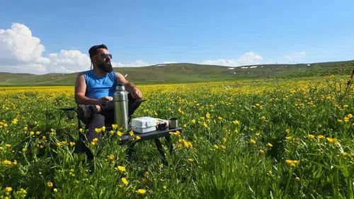 Urartuların mirası Keşiş Gölü'nde sarı çiçek şöleni başladı