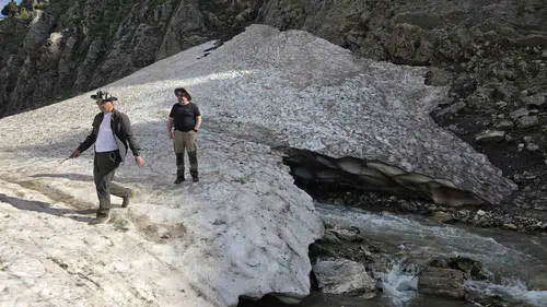 Bitlis'in eriyen kar suları Van Gölü'nü besliyor