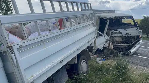 Elazığ Kovancılar yolunda iki kamyonet çarpıştı